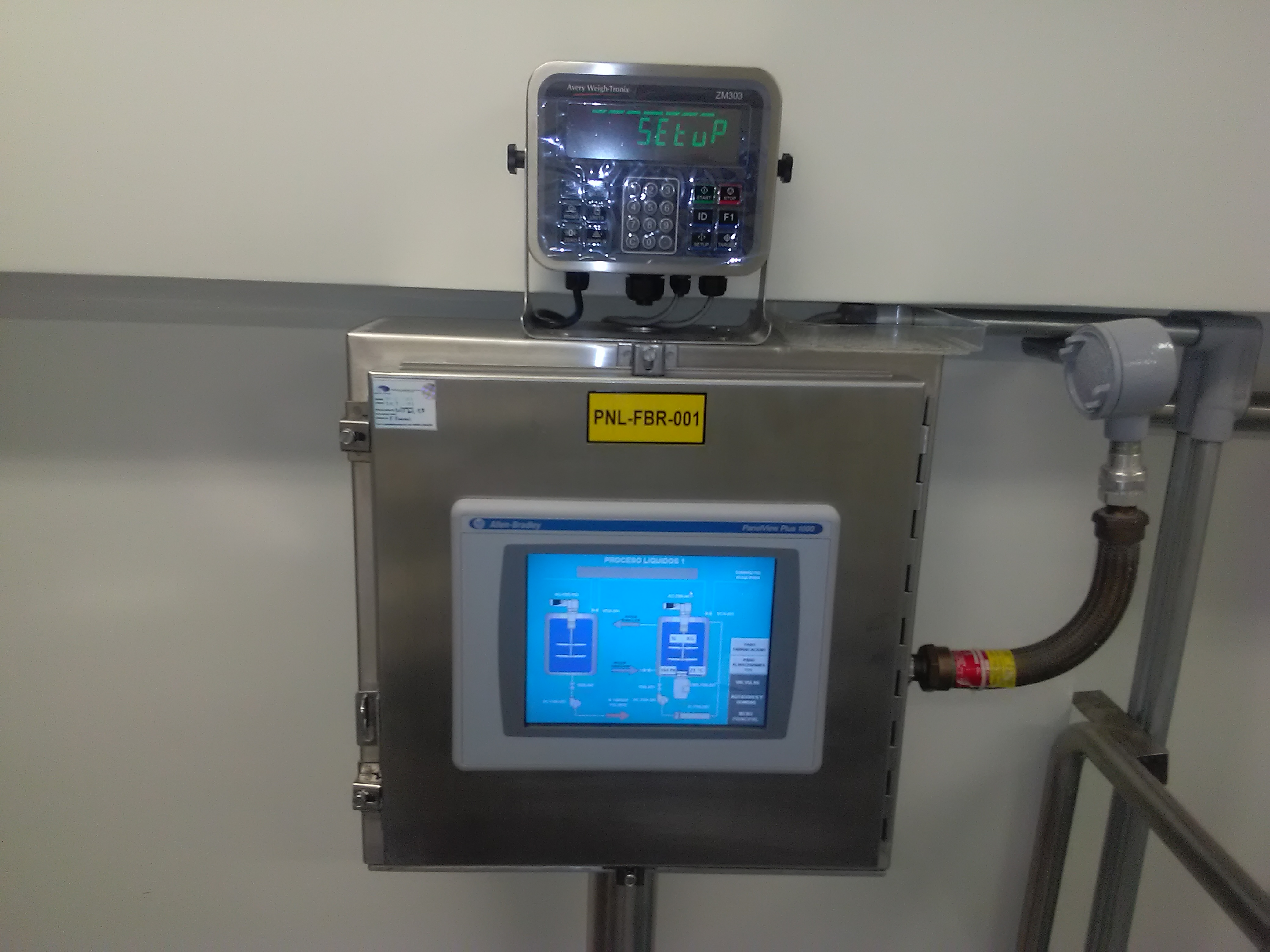 [Imagen de Técnico realizando mantenimiento preventivo a una báscula industrial]